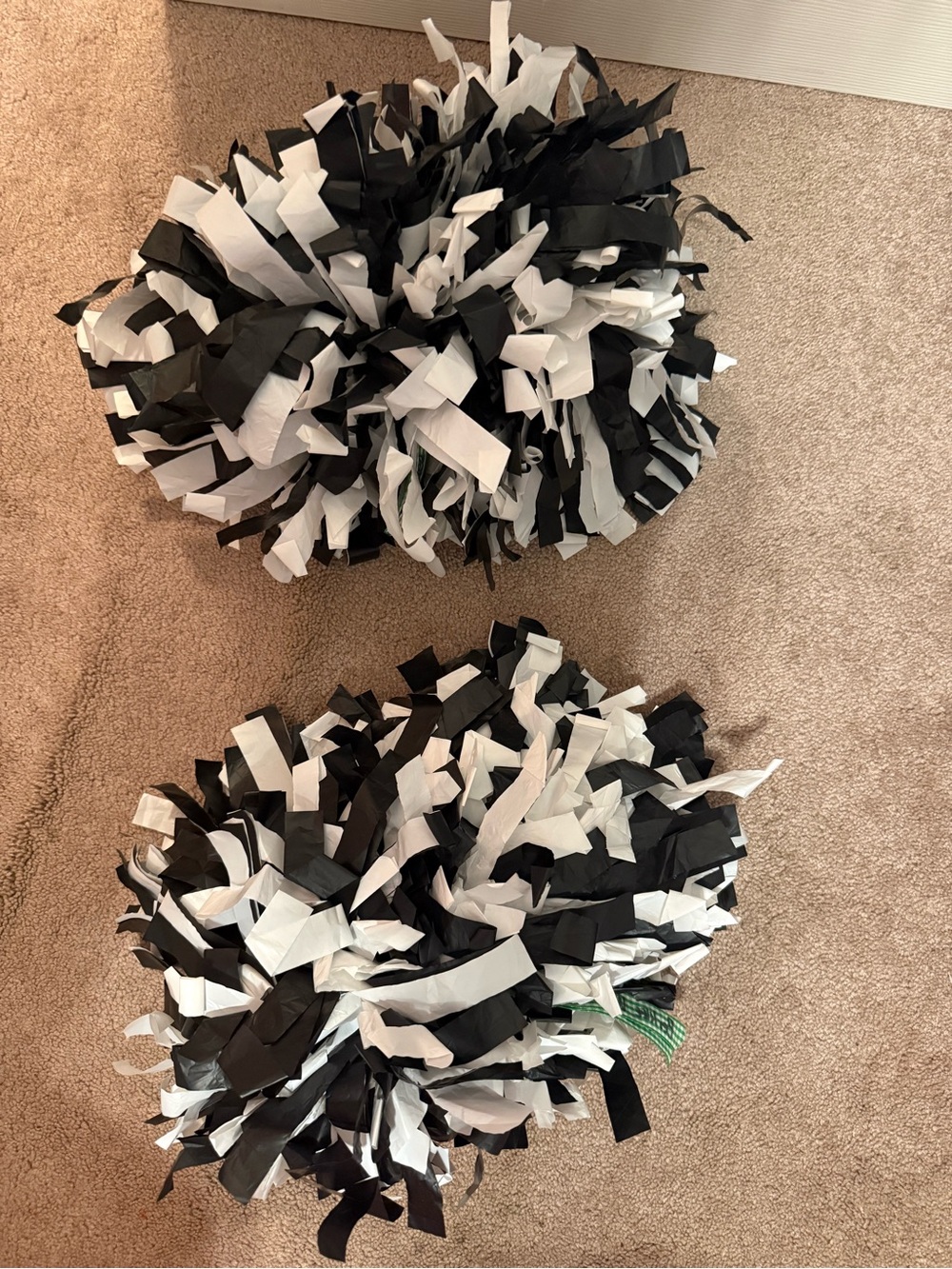 Black and White Decorative Pom Pom Set -